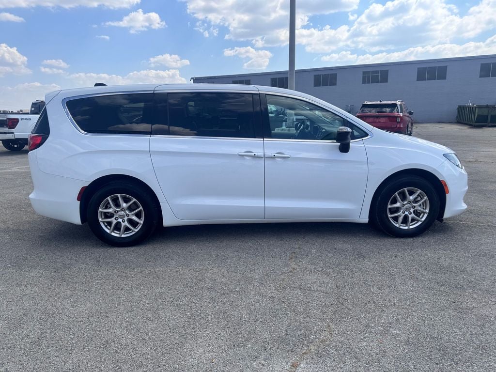 2024 Chrysler Voyager LX
